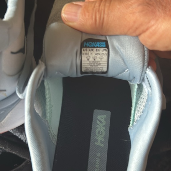 Hoka Arahi 6  for woman size 8:5 like new I buy them it said for man it were not - Picture 8 of 8